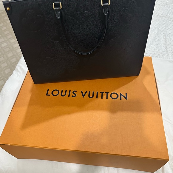 Like new Louis Vuitton OnTheGo GM black square tote. - Picture 15 of 15